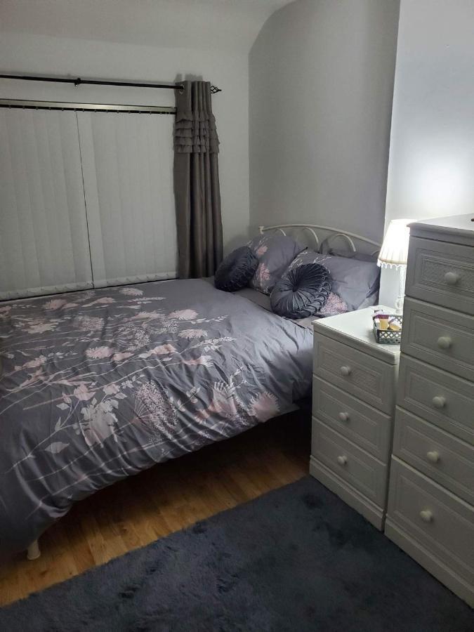 Minimum Stay Two Nights Ларн Екстериор снимка