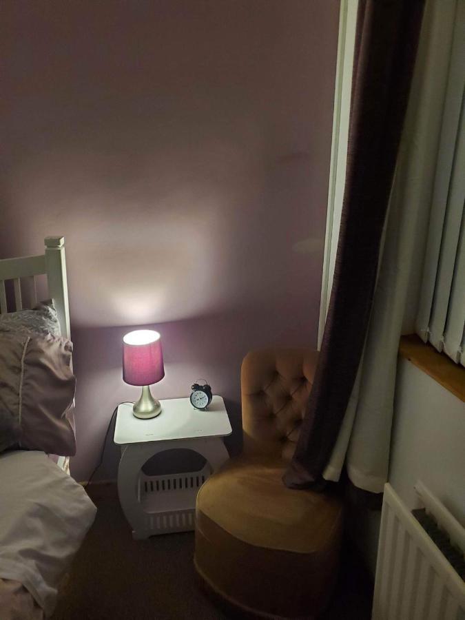 Minimum Stay Two Nights Ларн Екстериор снимка