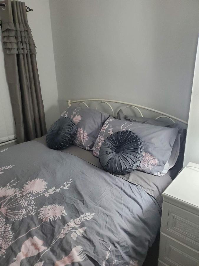 Minimum Stay Two Nights Ларн Екстериор снимка